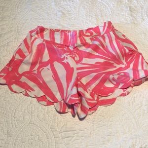 Lilly Pulitzer pull on scallop shorts